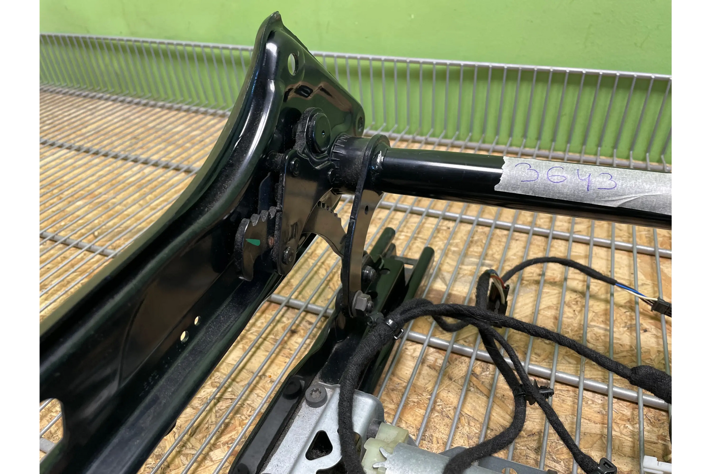Mercedes-Benz CLS W218 Front passenger seat frame track rail - passenger seat