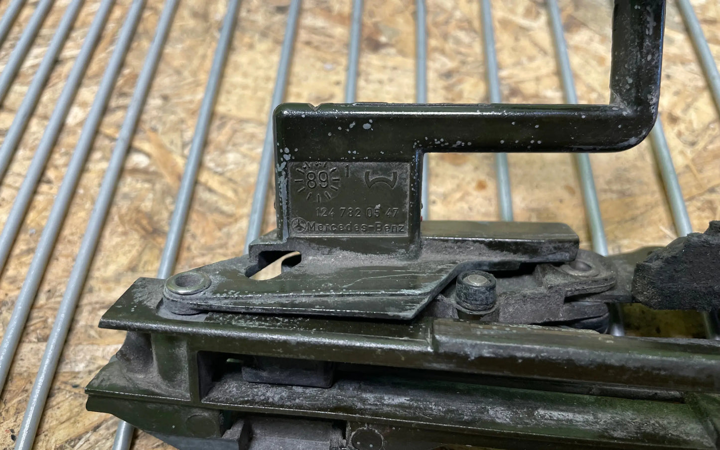 Mercedes-Benz E-Class W124 Sunroof Lifting Angle