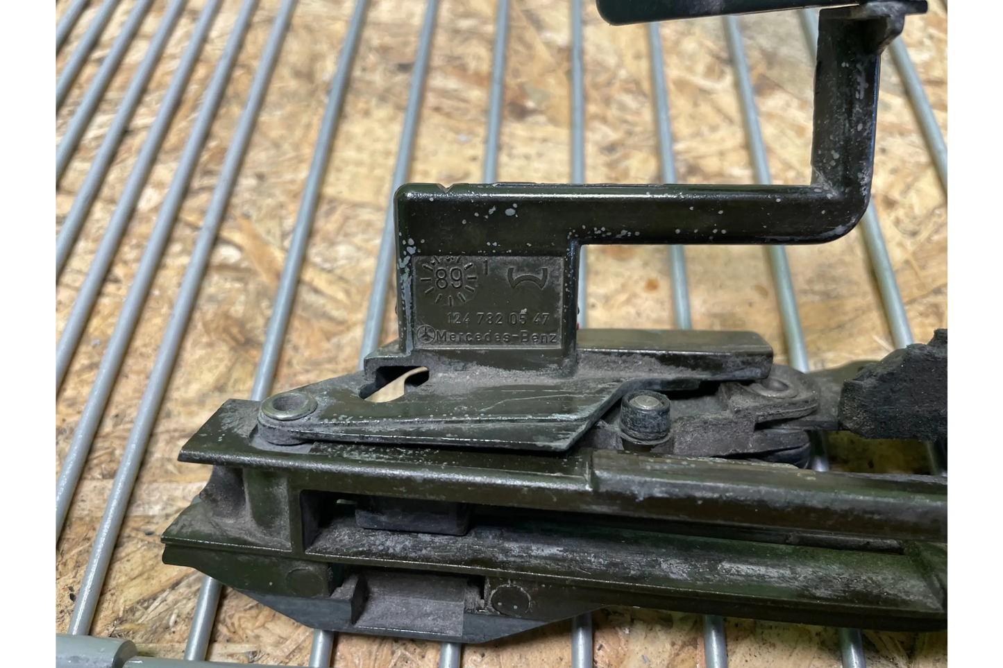 Mercedes-Benz E-Class W124 Sunroof Lifting Angle