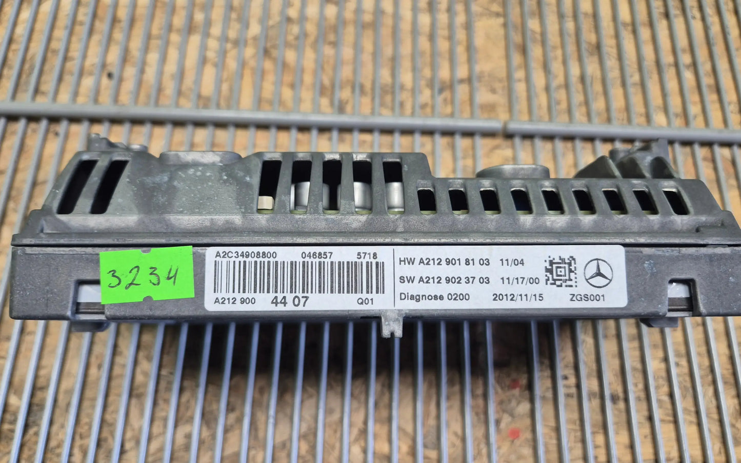 Mercedes-Benz E-Class W212 Comand monitor central display - central display