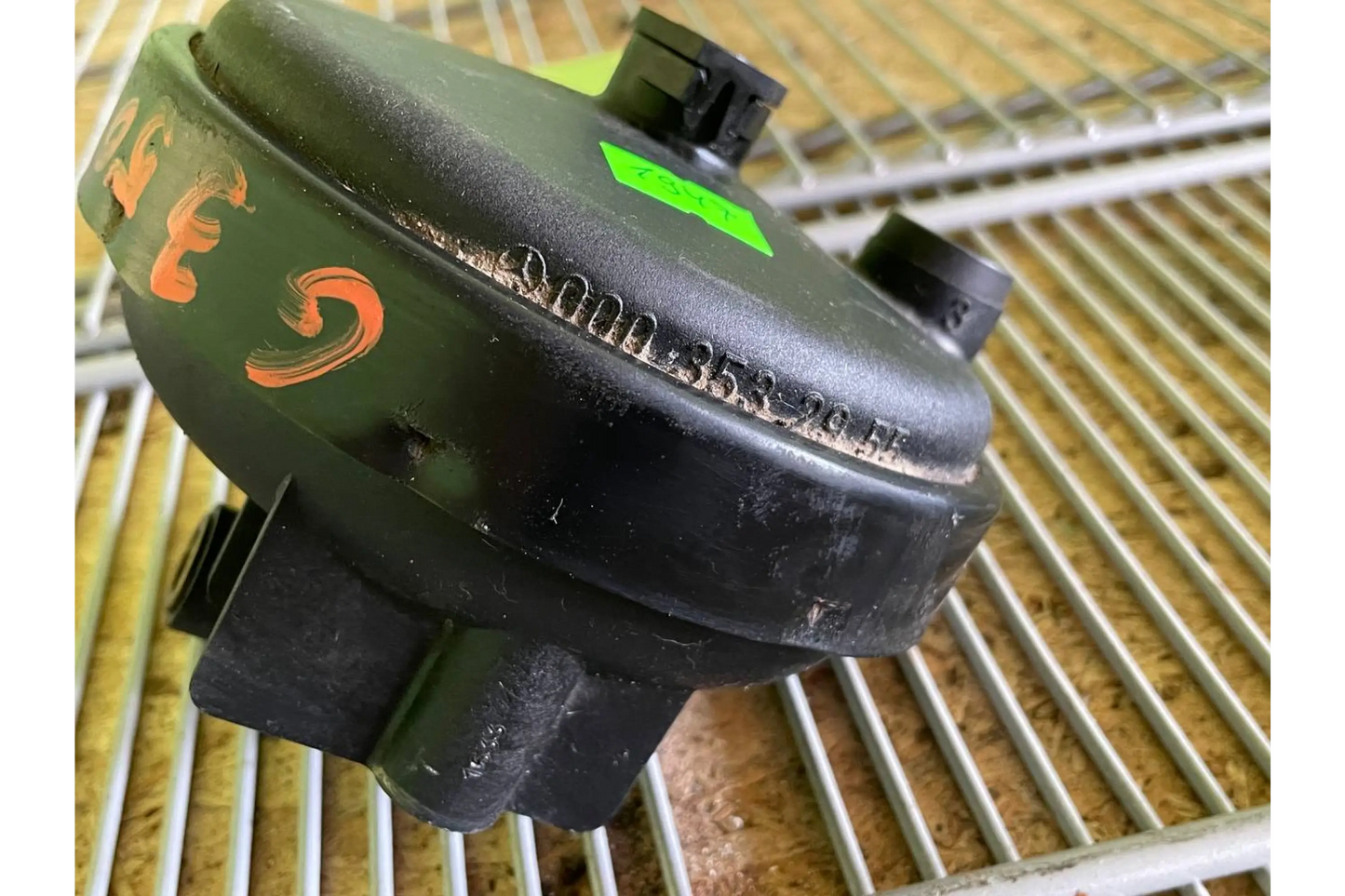 Mercedes-Benz G-Class W463 Defferential lock vacuum cylinder - vacuum cylinder