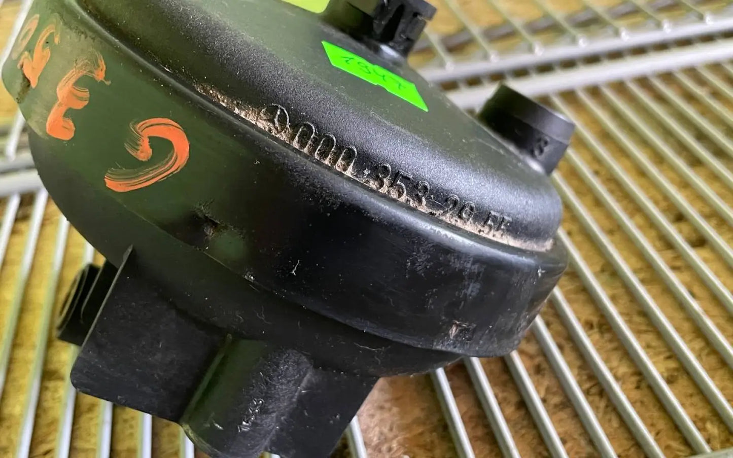 Mercedes-Benz G-Class W463 Defferential lock vacuum cylinder - vacuum cylinder