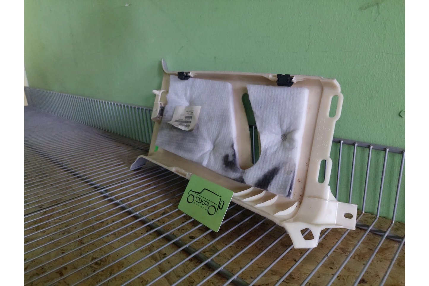 Mercedes-Benz GL-Class W164 C-Pillar right panel