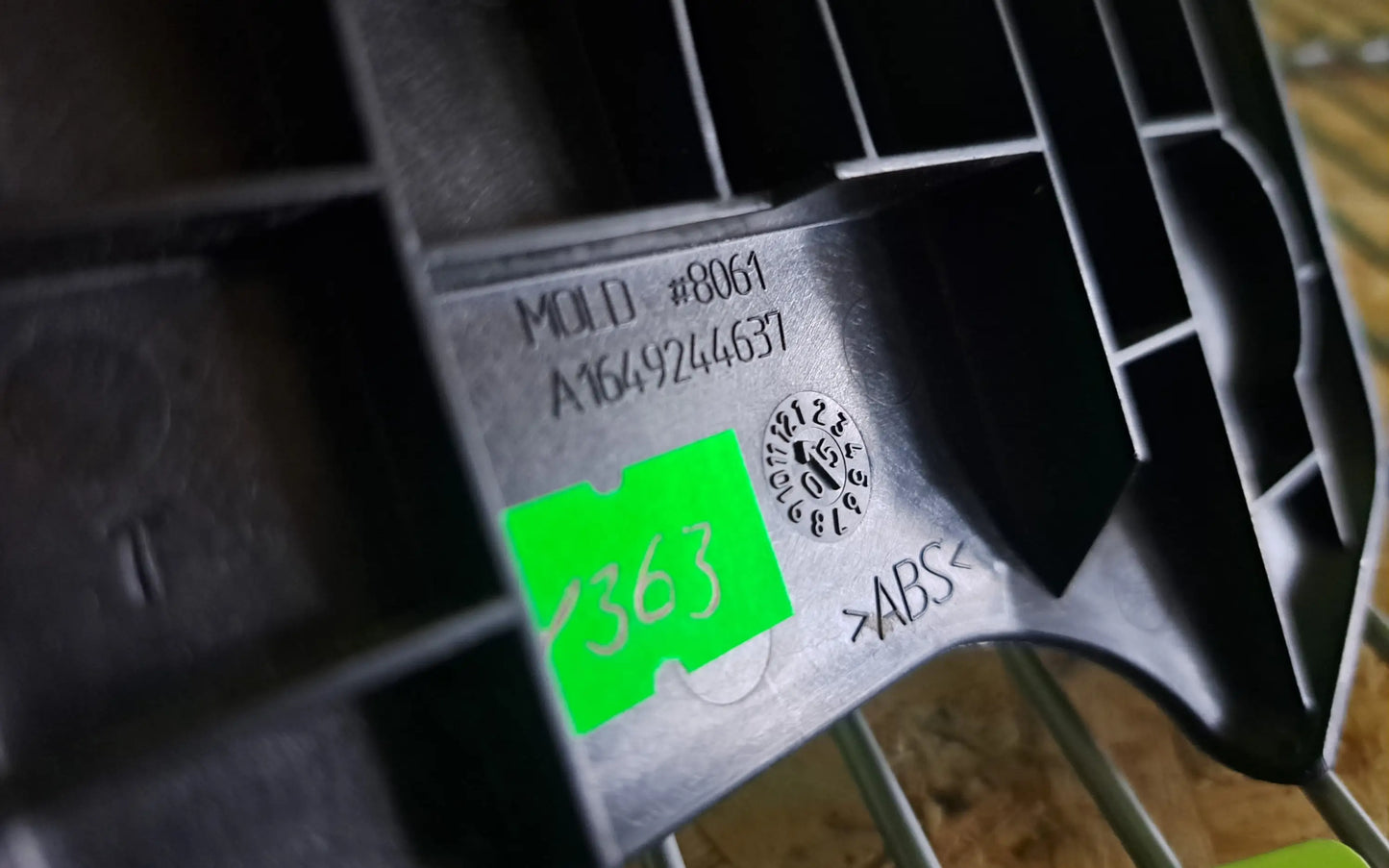 Mercedes-Benz GL-Class W164 Rear right seat trim