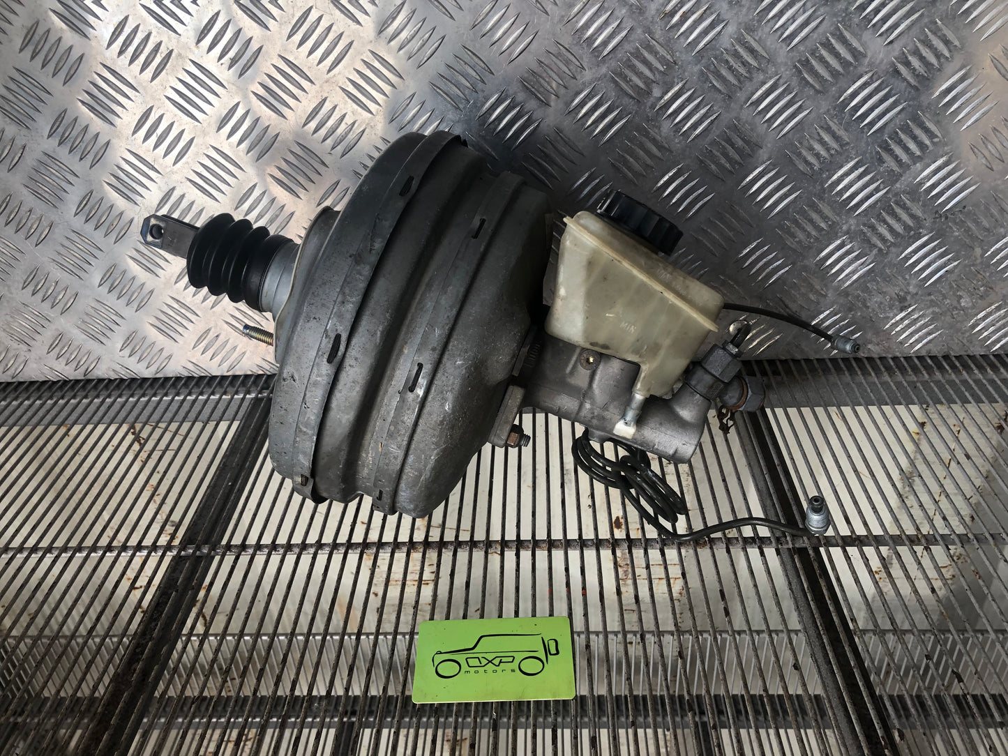 Mercedes-Benz G-Class W463 G400 01 Brake booster with cylinder