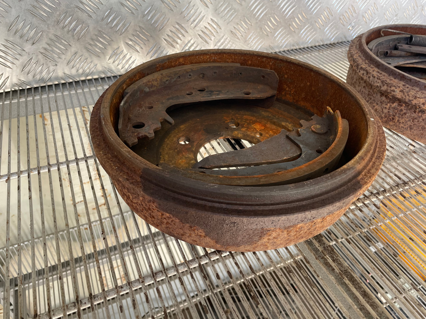 Mercedes-Benz G-Class W463 G350 93. Rear drum brakes