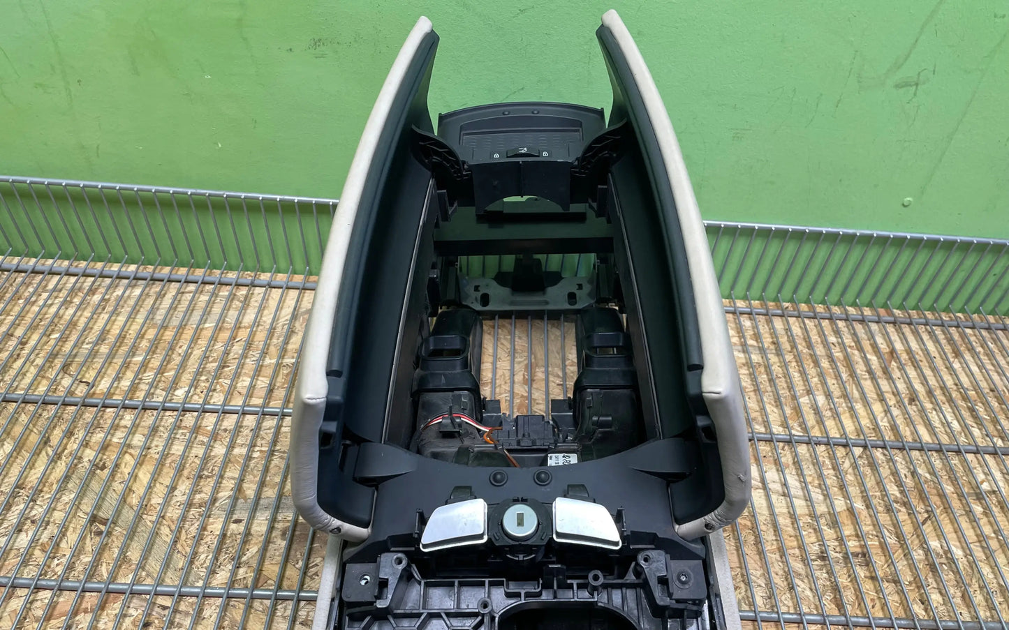 BMW 7 F01 F02 F03 F04 Center console armrest - armrest