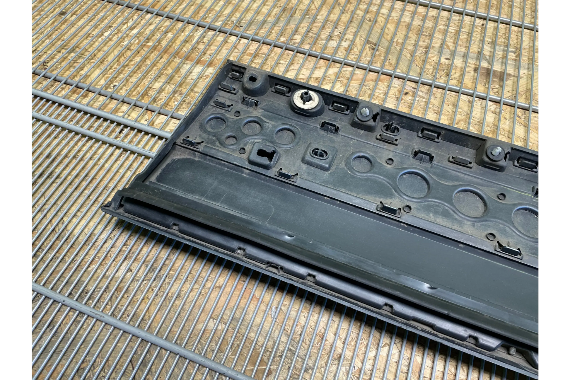 Land Rover Range Rover L405 Door Panel Trim Strip Front Left - door trim