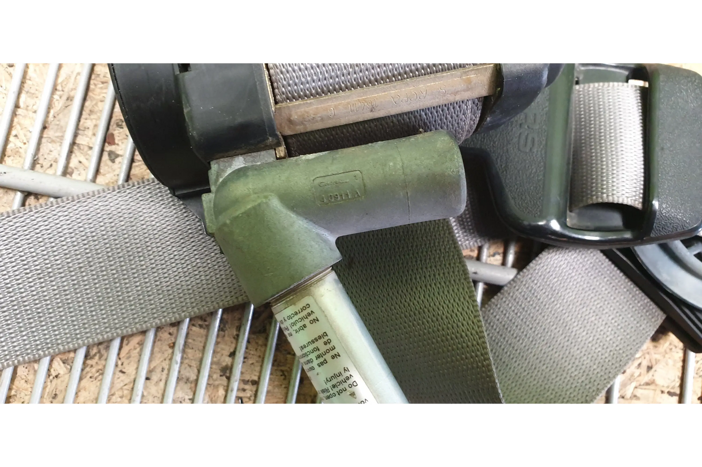 Mercedes-Benz C-Class W201 Front right seat belt - seat belt