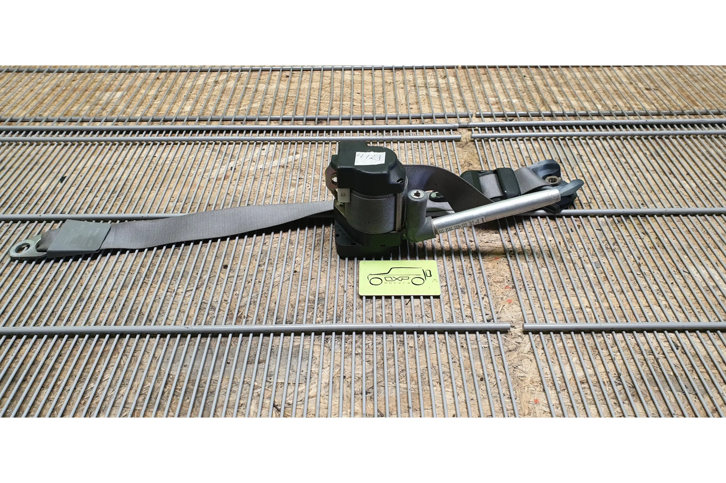Mercedes-Benz C-Class W201 Front right seat belt - seat belt