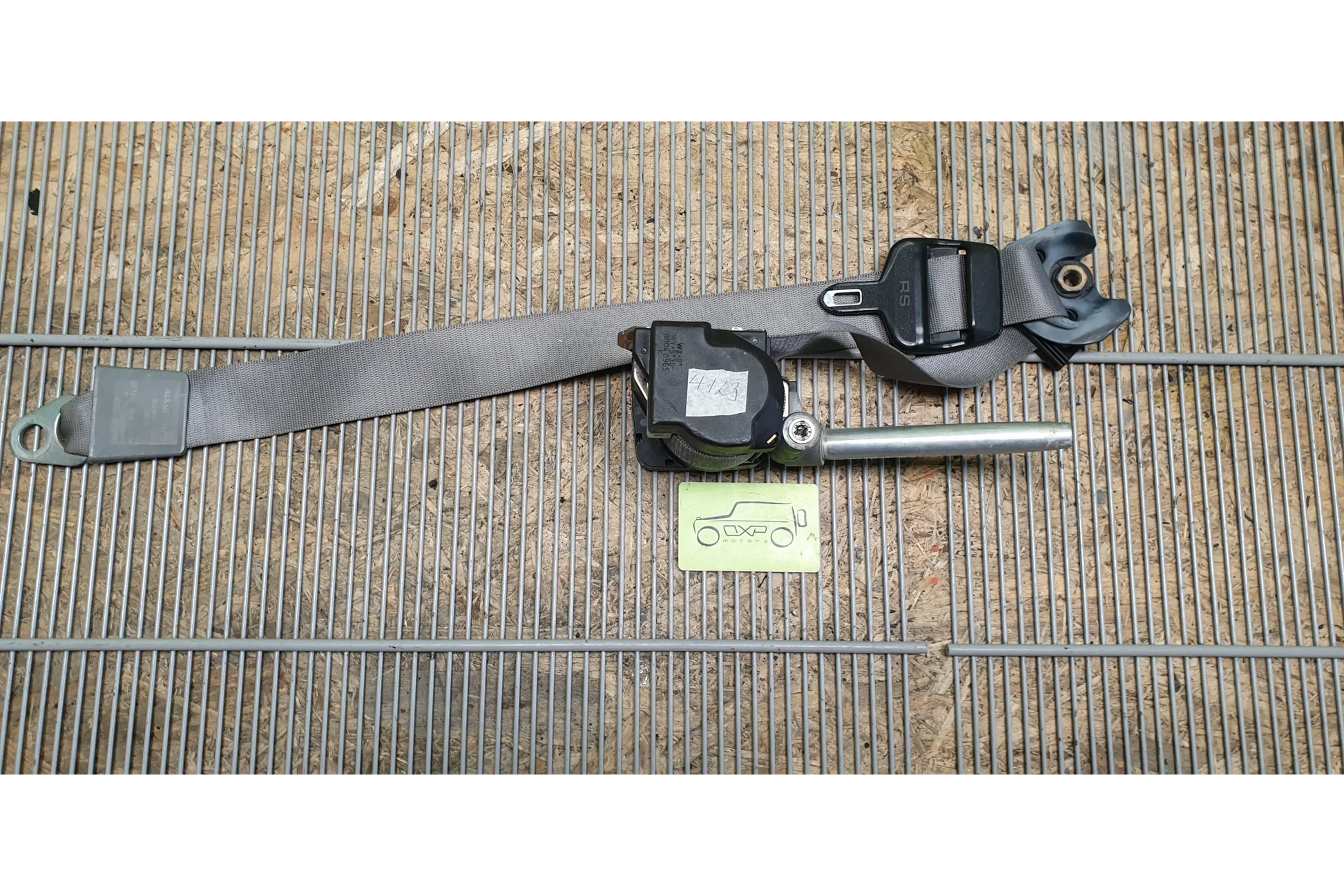 Mercedes-Benz C-Class W201 Front right seat belt - seat belt