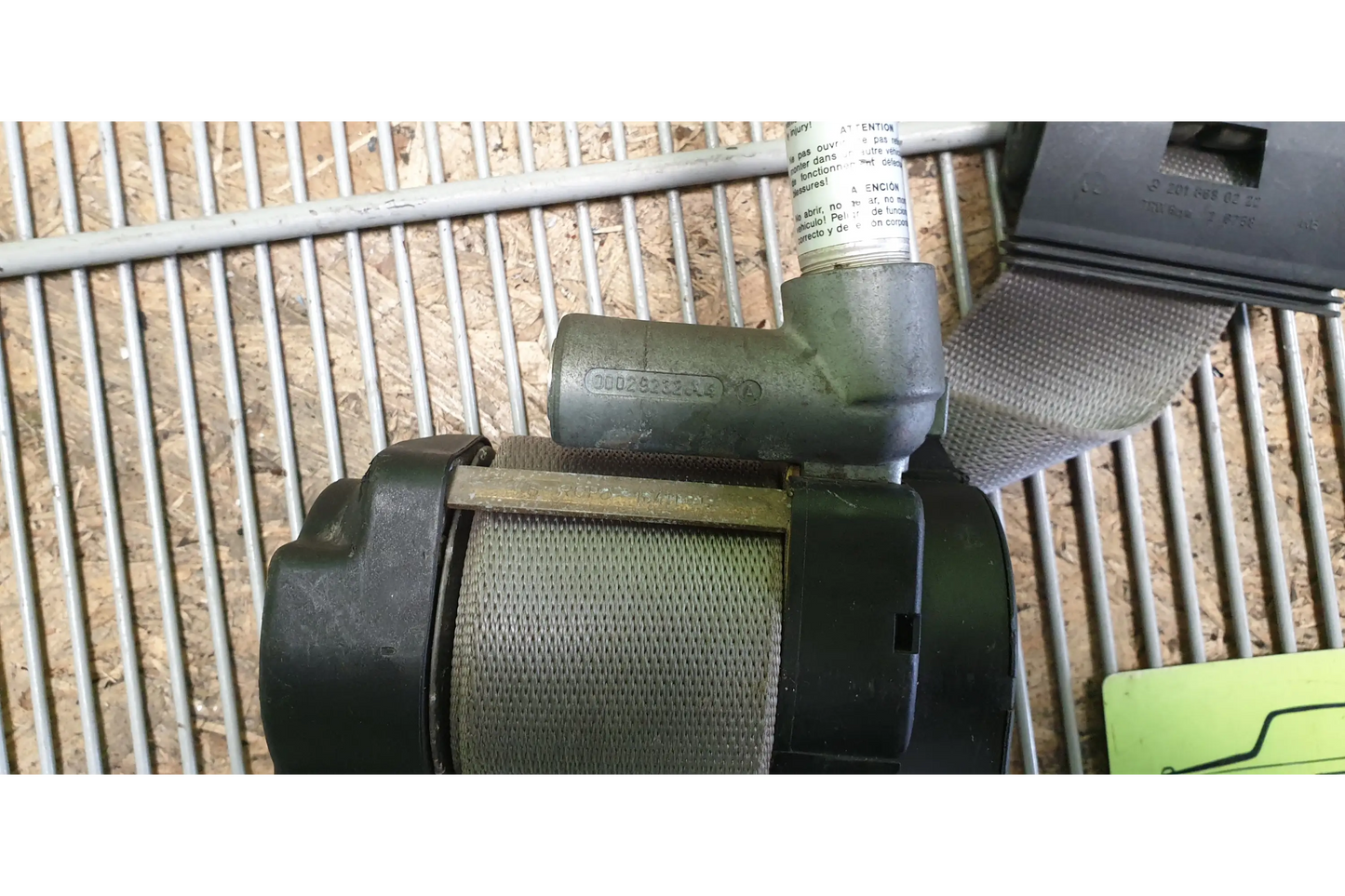 Mercedes-Benz C-Class W201 Right front seat belt - seat belt