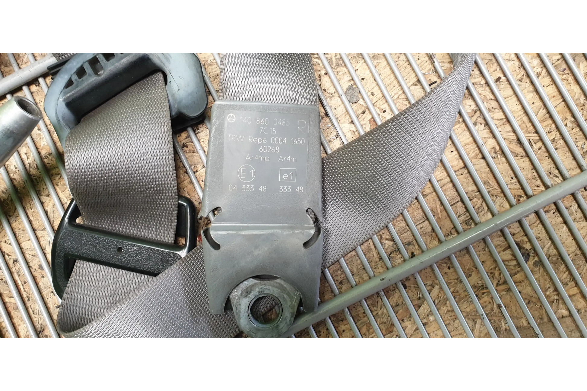Mercedes-Benz C-Class W201 Right front seat belt - seat belt