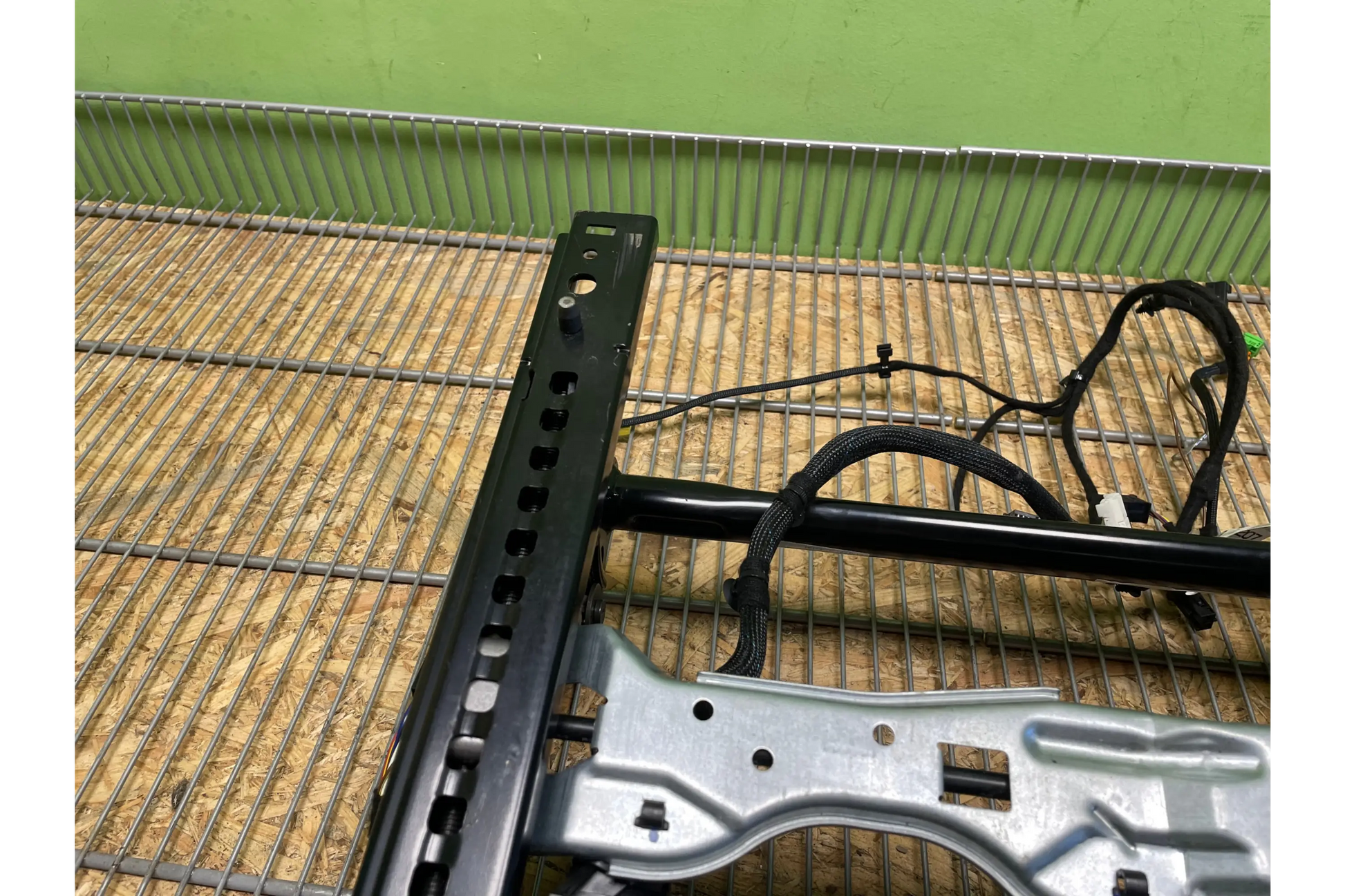 Mercedes-Benz CLS W218 Front passenger seat frame track rail - passenger seat