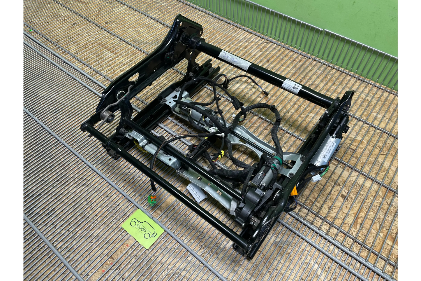 Mercedes-Benz CLS W218 Front passenger seat frame track rail - passenger seat