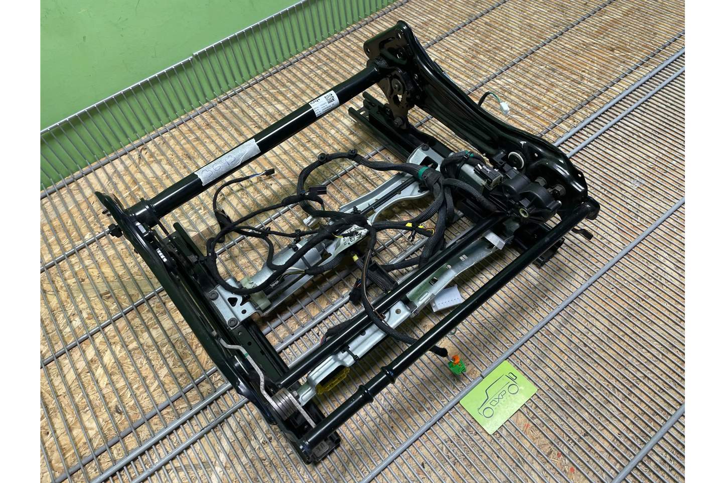 Mercedes-Benz CLS W218 Front passenger seat frame track rail - passenger seat