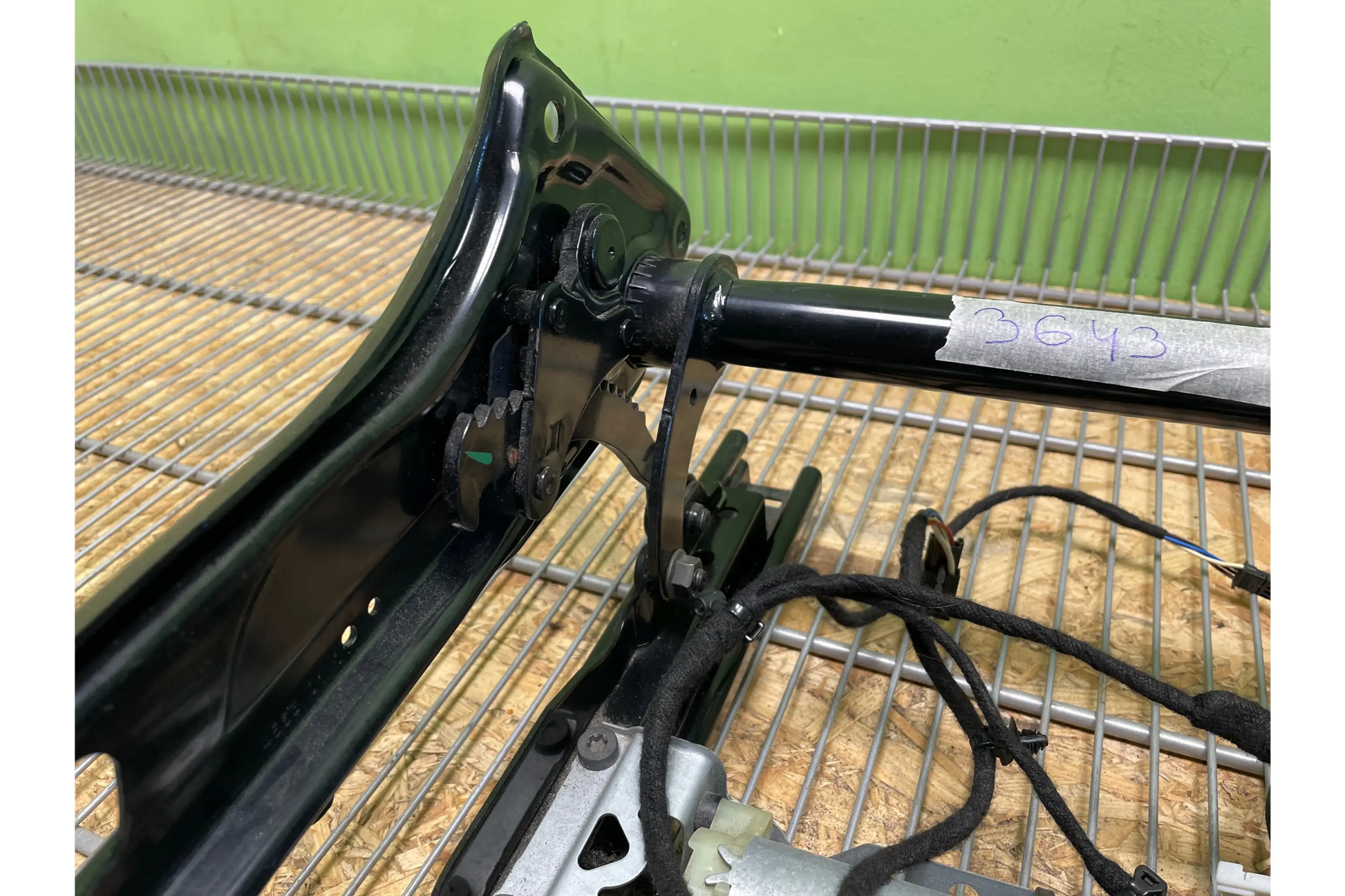 Mercedes-Benz CLS W218 Front passenger seat frame track rail - passenger seat