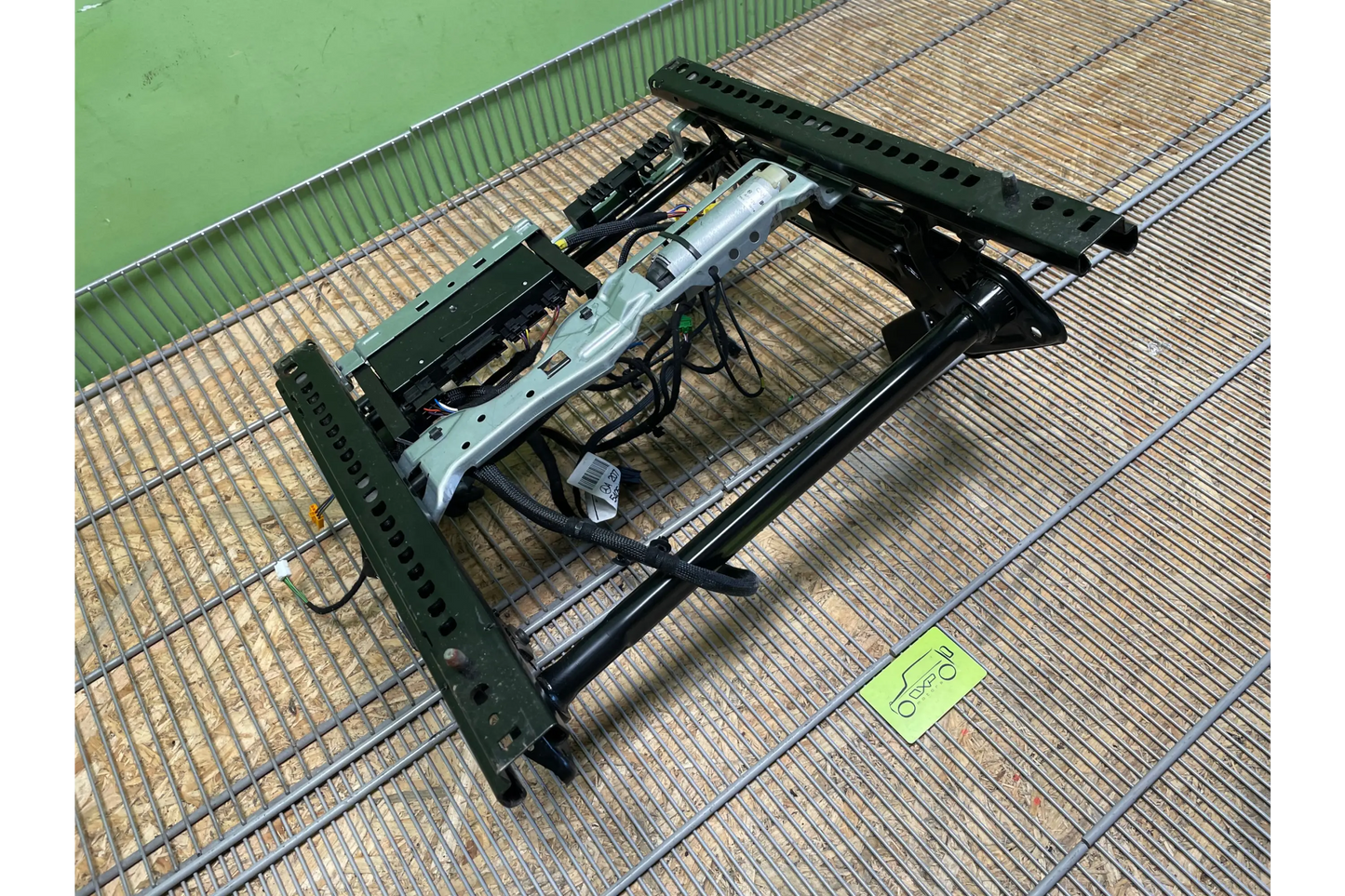 Mercedes-Benz CLS W218 Front passenger seat frame track rail - passenger seat
