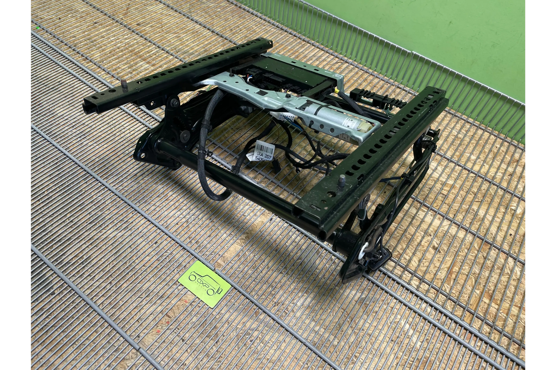 Mercedes-Benz CLS W218 Front passenger seat frame track rail - passenger seat