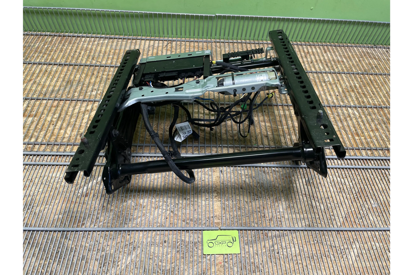 Mercedes-Benz CLS W218 Front passenger seat frame track rail - passenger seat