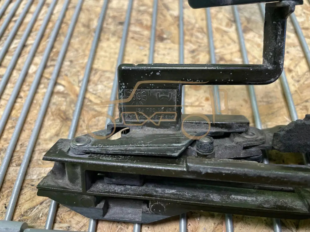 Mercedes-Benz E-Class W124 Sunroof Lifting Angle