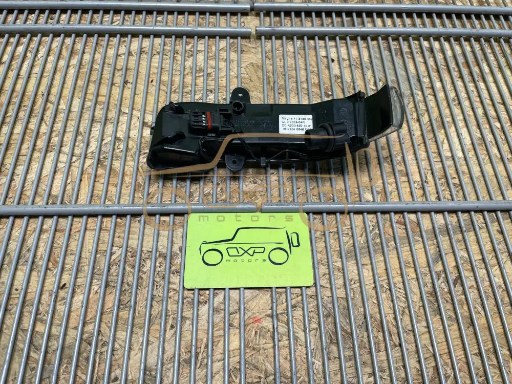 Mercedes-Benz E-Class W221 right mirror indicator - side mirror indicator