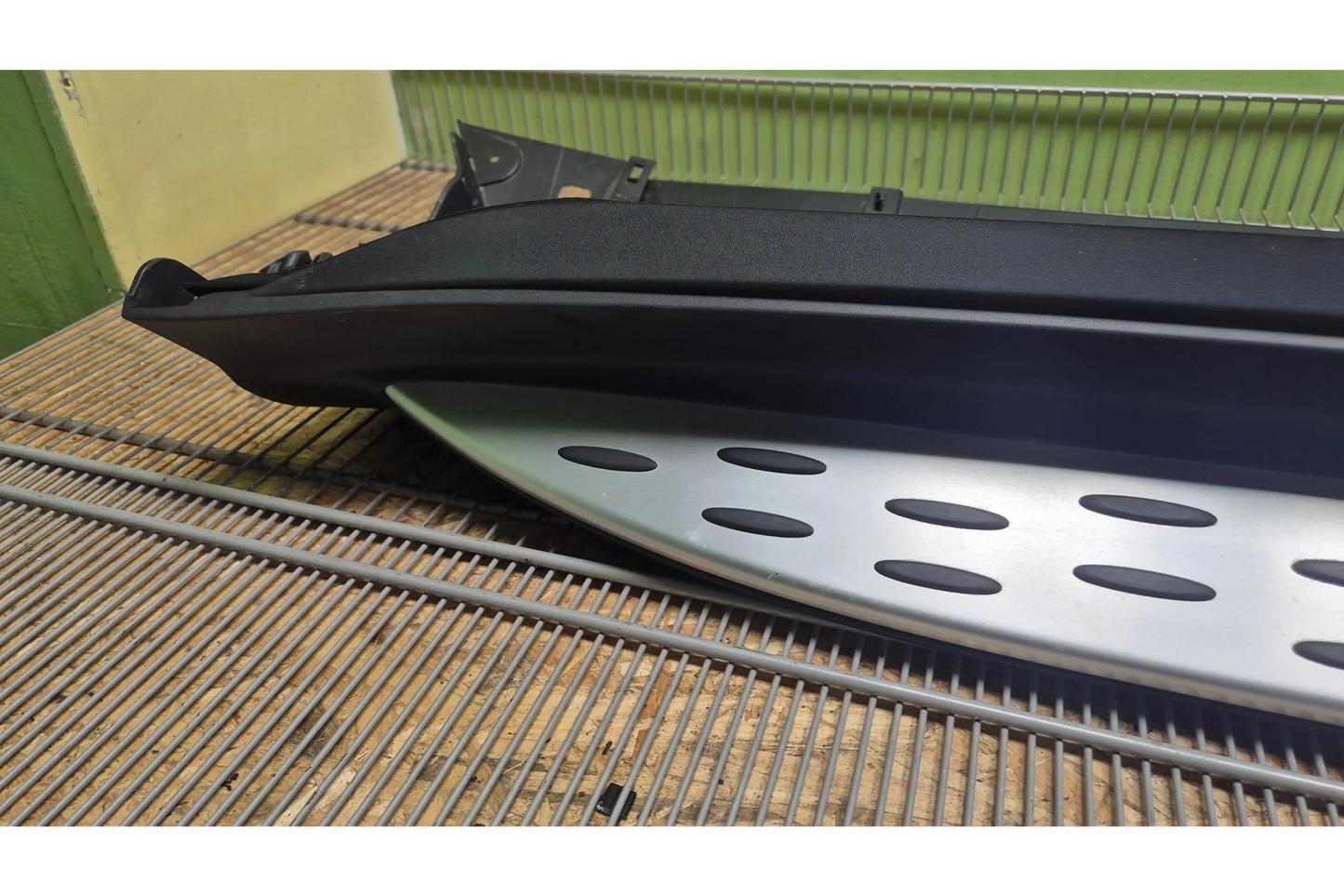 Mercedes-Benz EQC N293 footboard - footboard