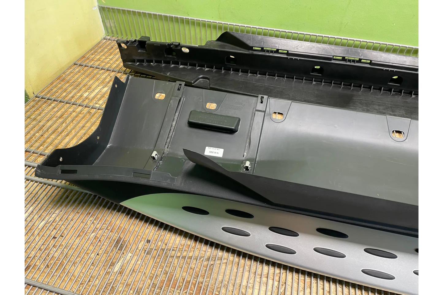Mercedes-Benz EQC N293 Left running board genuine - runnig board