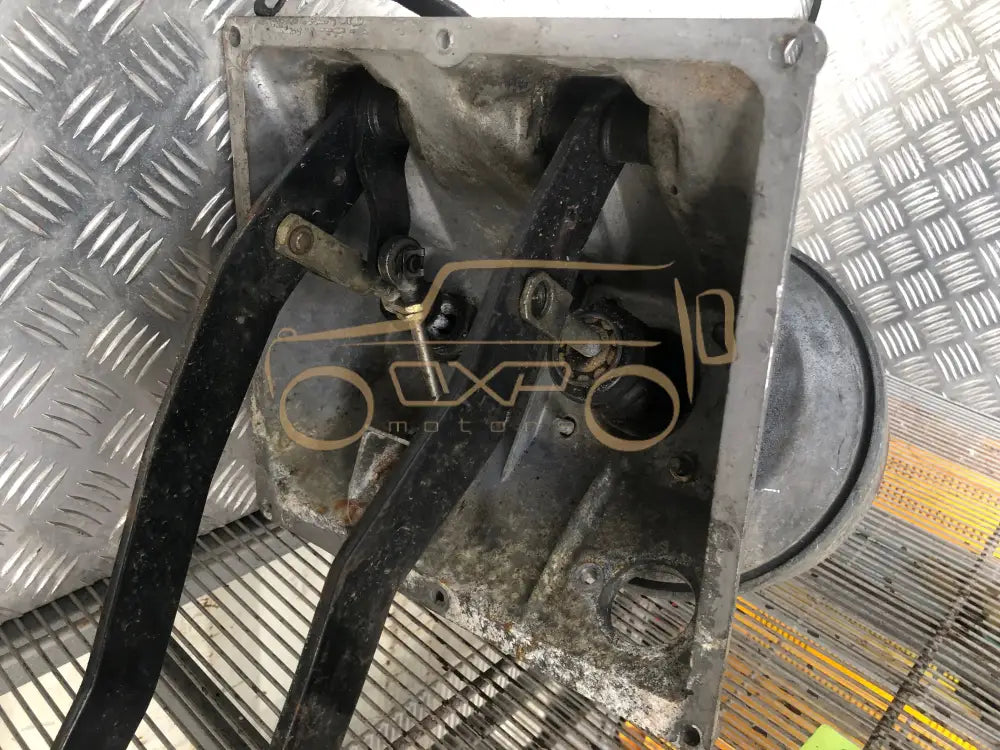 Mercedes-Benz G-Class W460/461 300G 79 Pedal assembly with booster