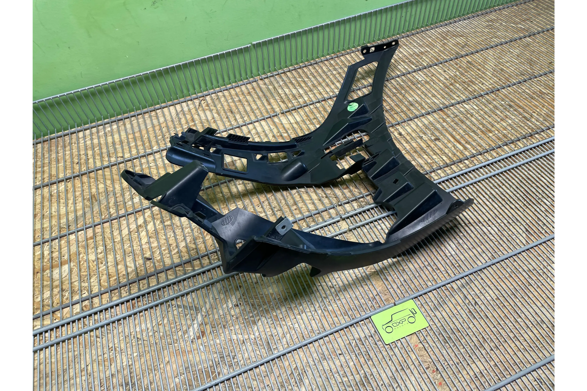 Mercedes-Benz GT X290 AMG Front Right Bumper Support - bumper bracket