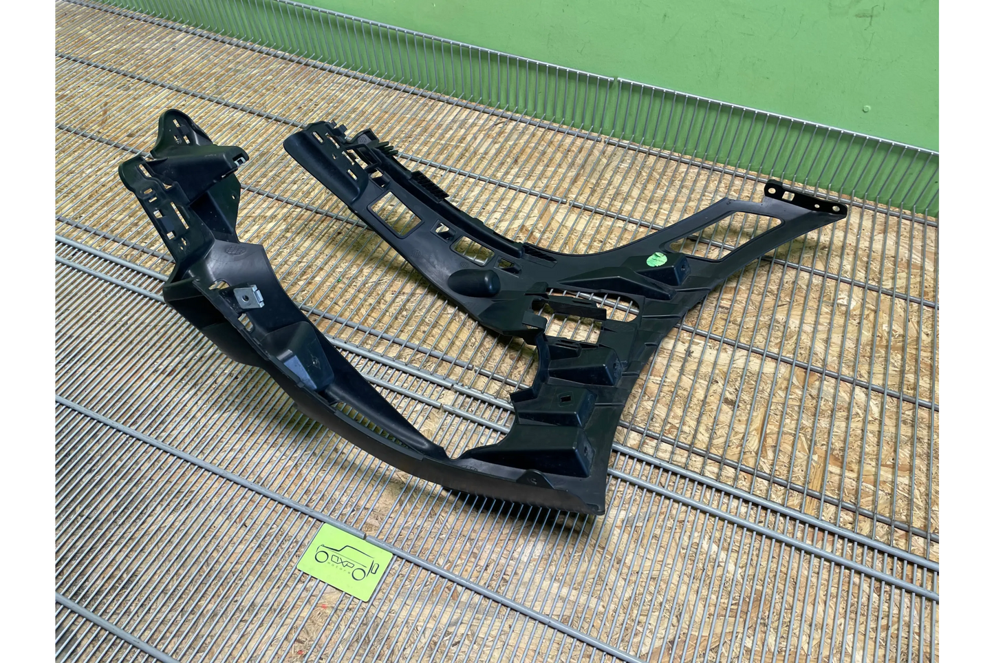 Mercedes-Benz GT X290 AMG Front Right Bumper Support - bumper bracket