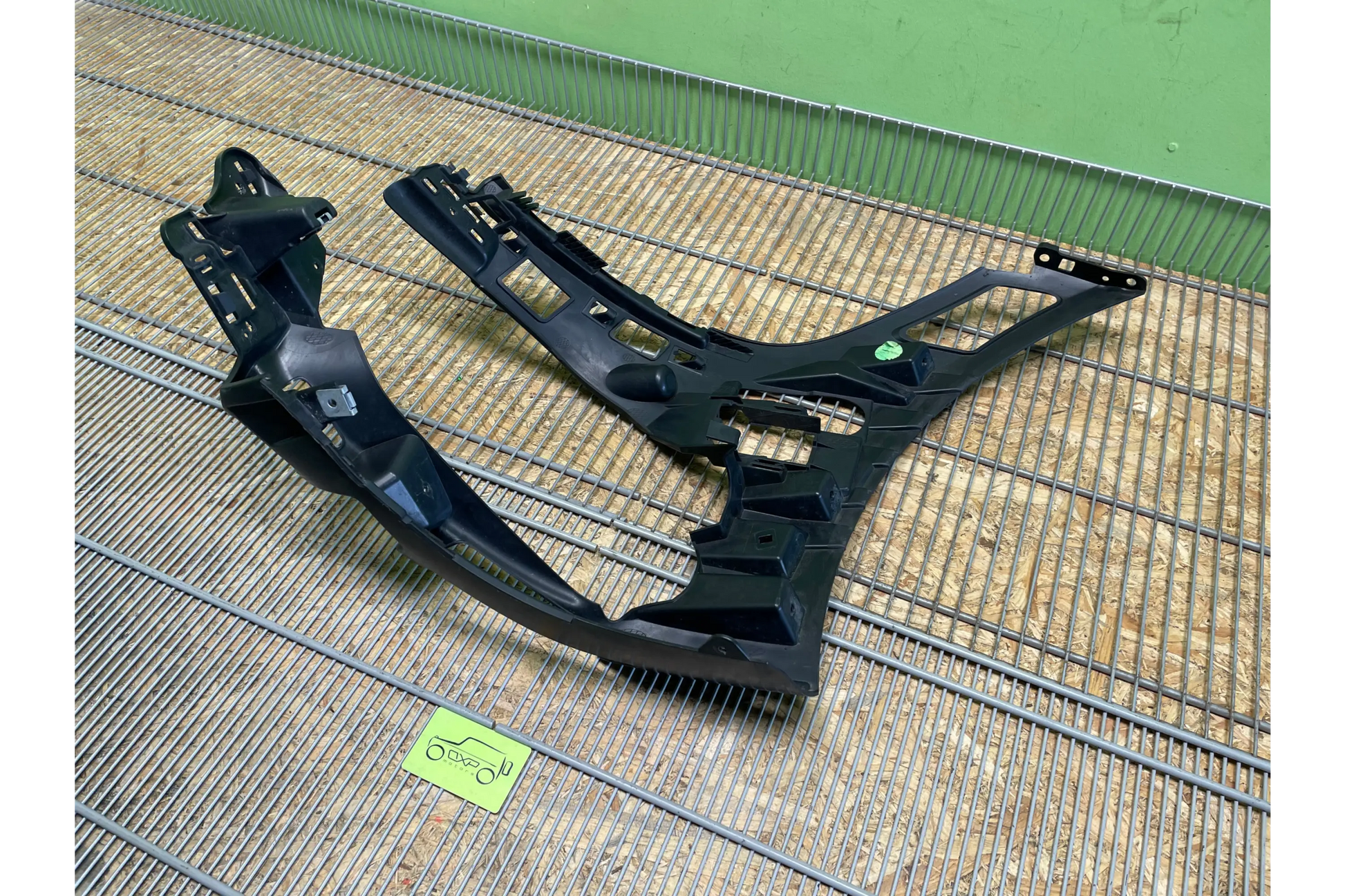 Mercedes-Benz GT X290 AMG Front Right Bumper Support - bumper bracket