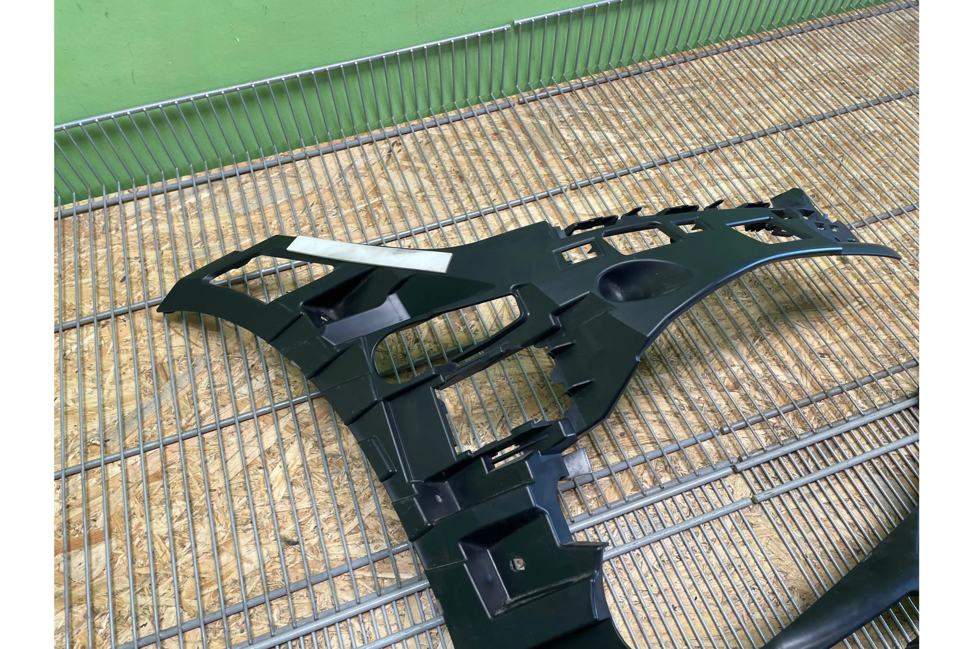 Mercedes-Benz GT X290 AMG Front Right Bumper Support - bumper bracket