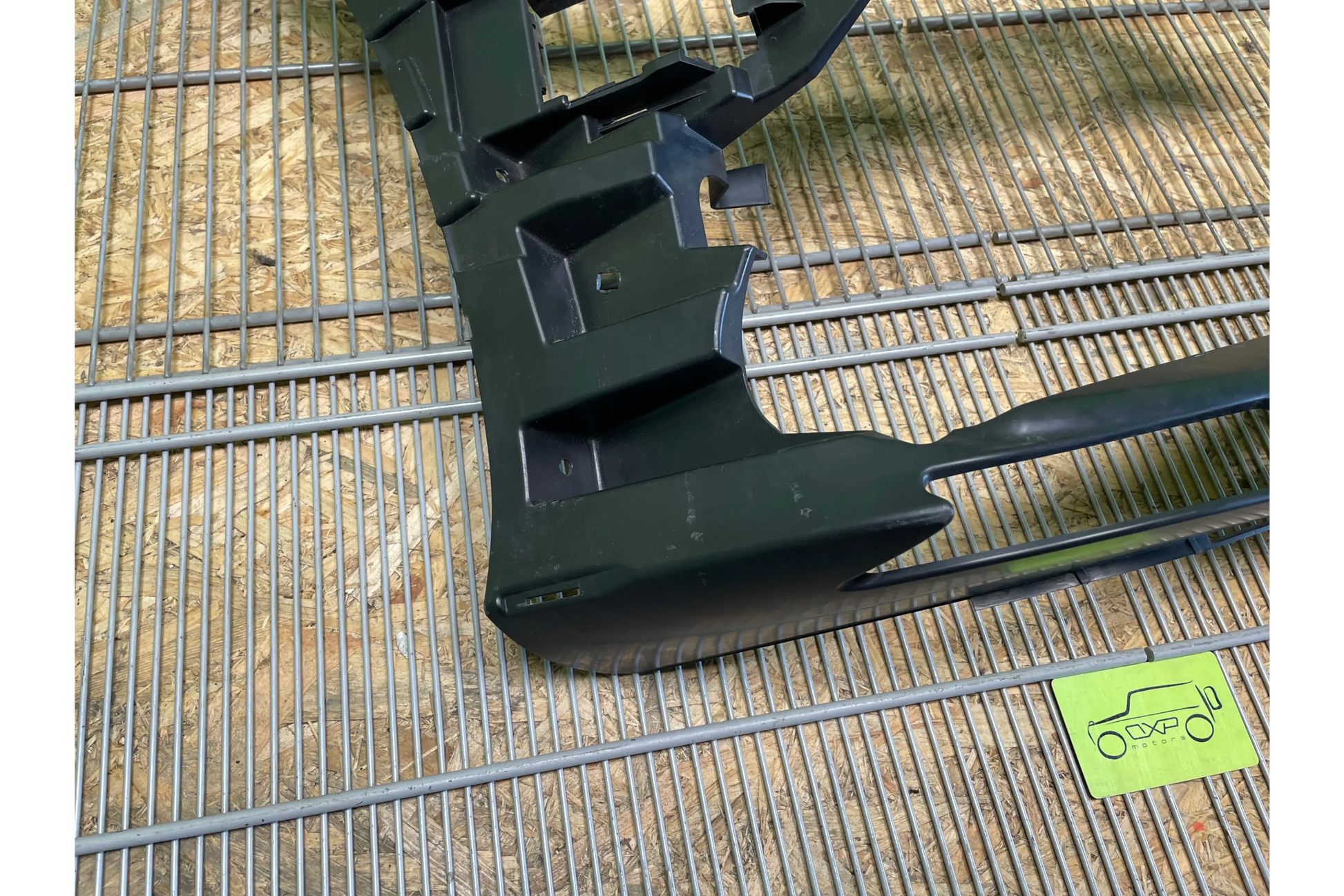 Mercedes-Benz GT X290 AMG Front Right Bumper Support - bumper bracket