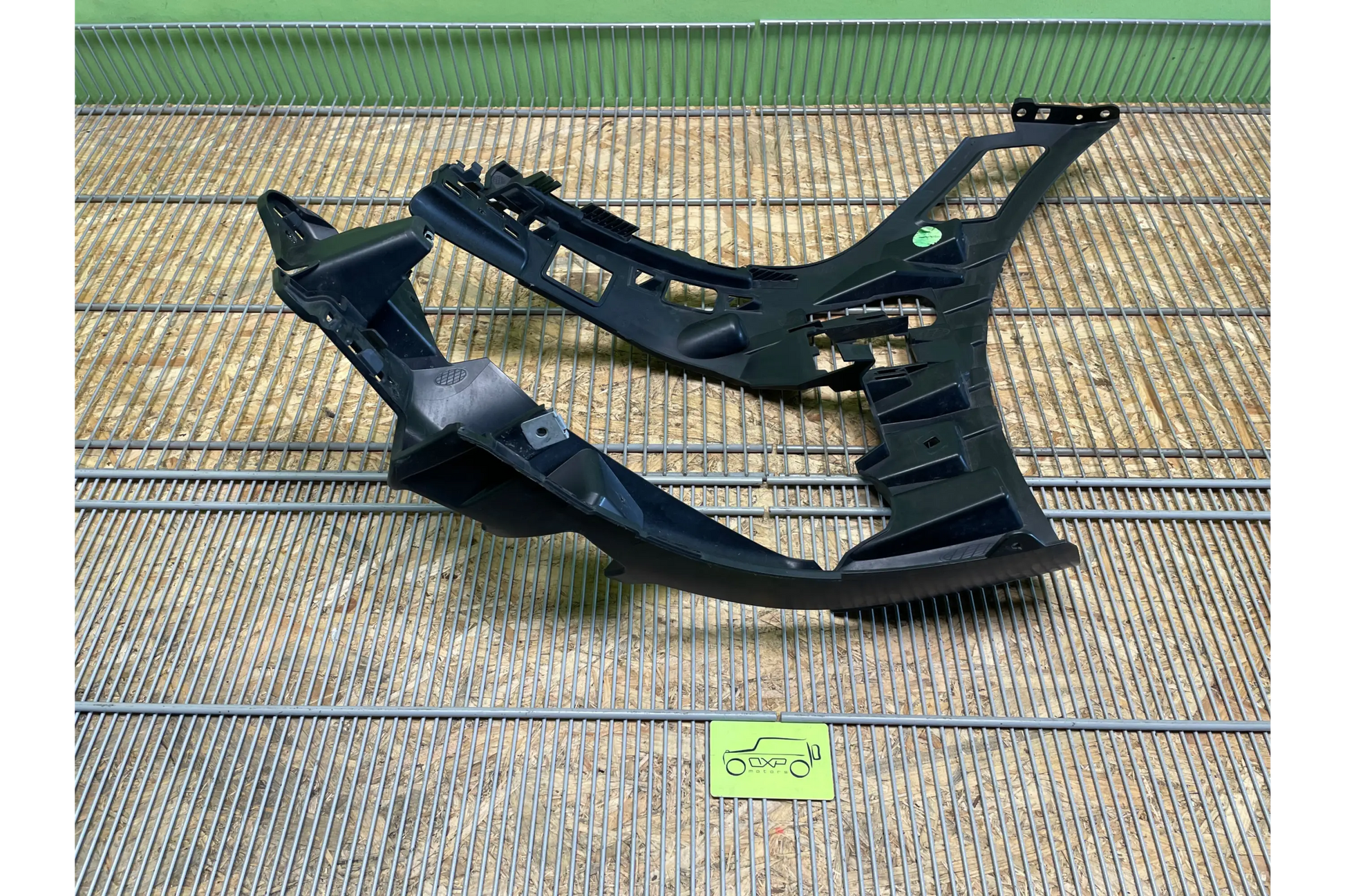 Mercedes-Benz GT X290 AMG Front Right Bumper Support - bumper bracket