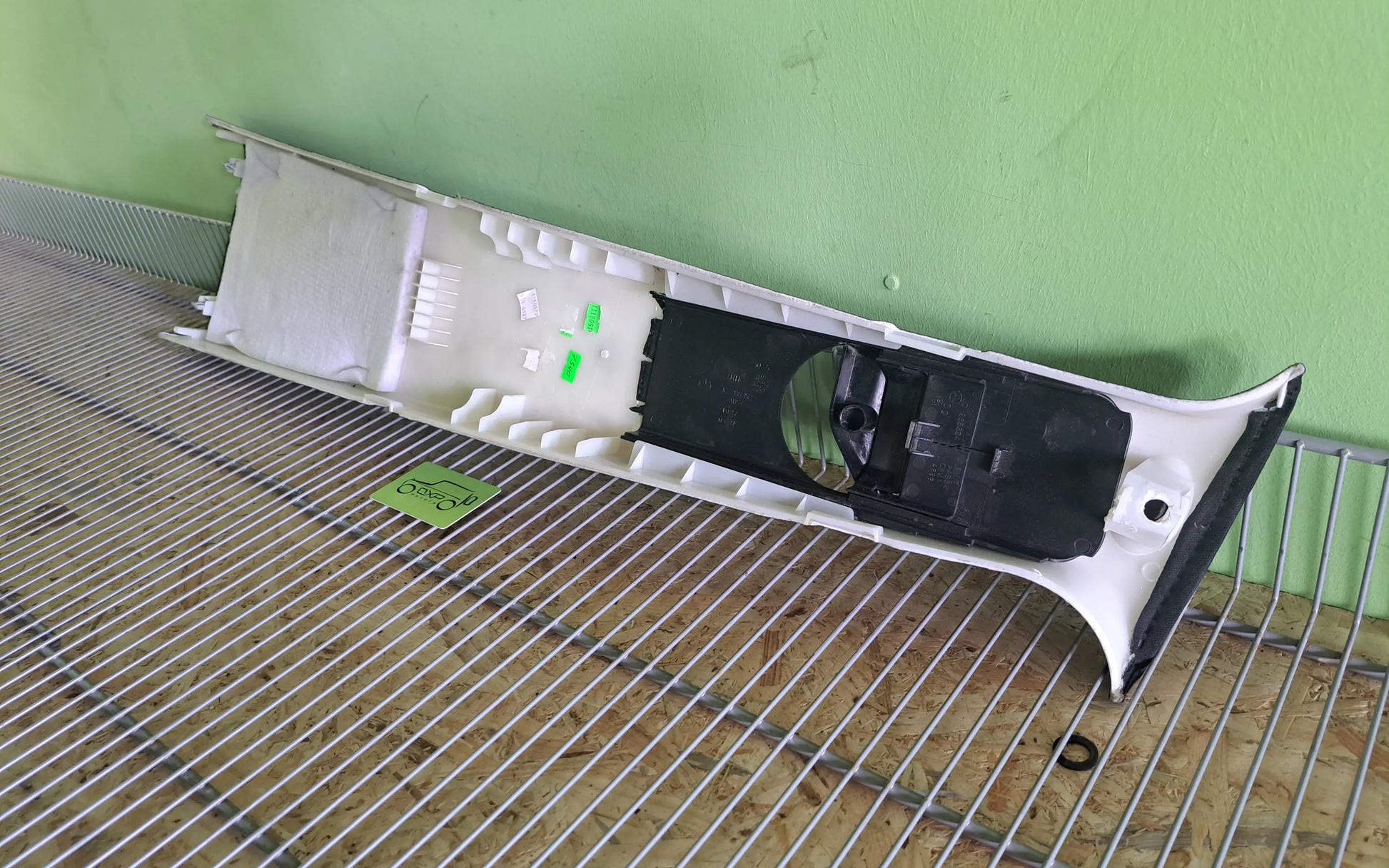 Mercedes-Benz ML W164 Right Upper Trim B-Pillar Panel - upper trim b-pillar