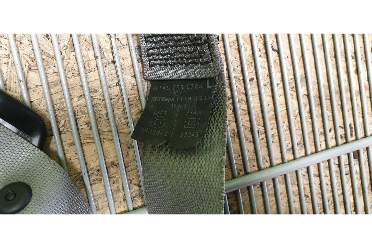 Mercedes-Benz W140 S320 Rear left seat belt - seat belt