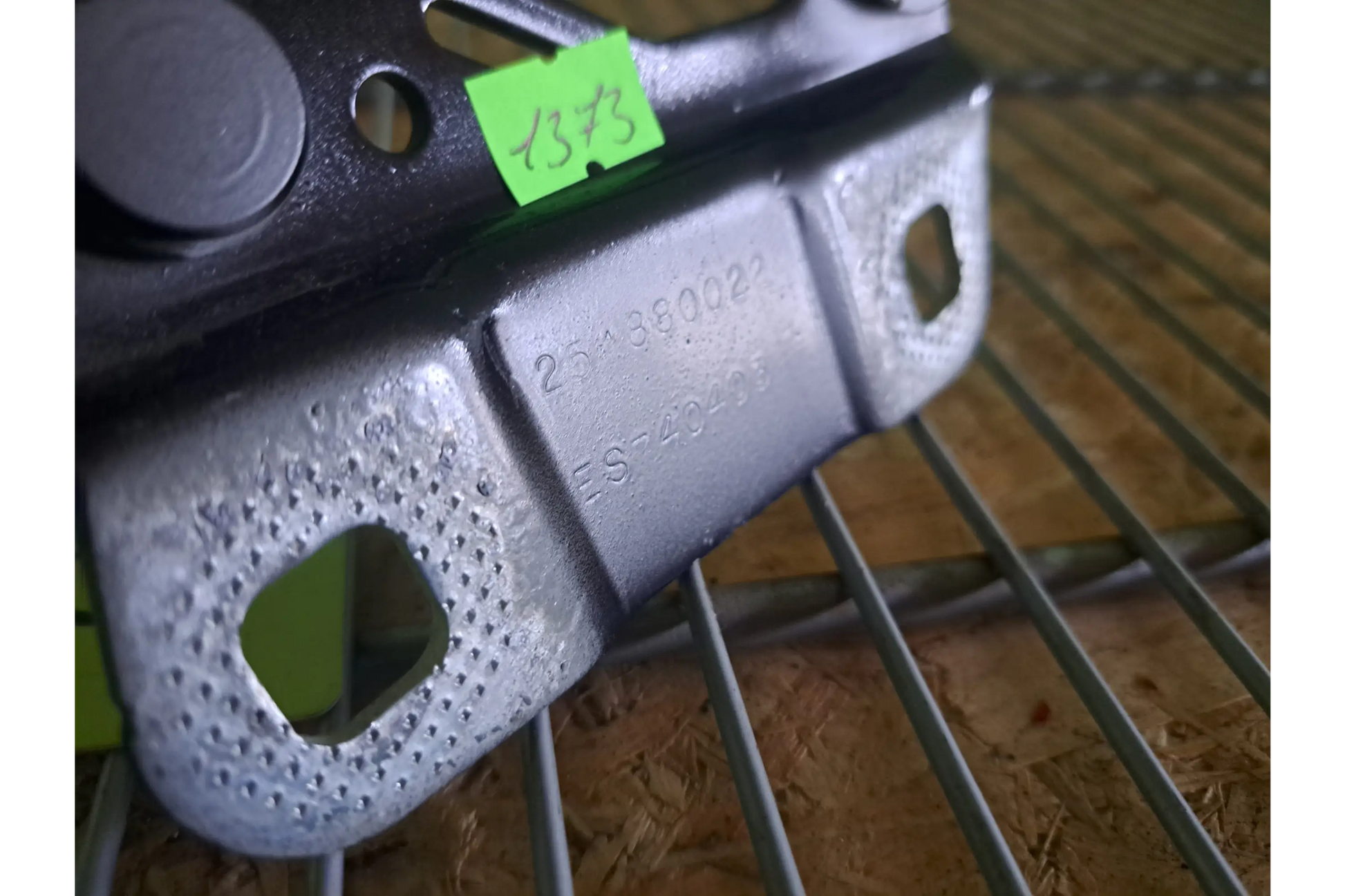 Mercedes W251 Halterung für Motorhaubenscharnier/Hood bonnet hinge support - hood bonnet