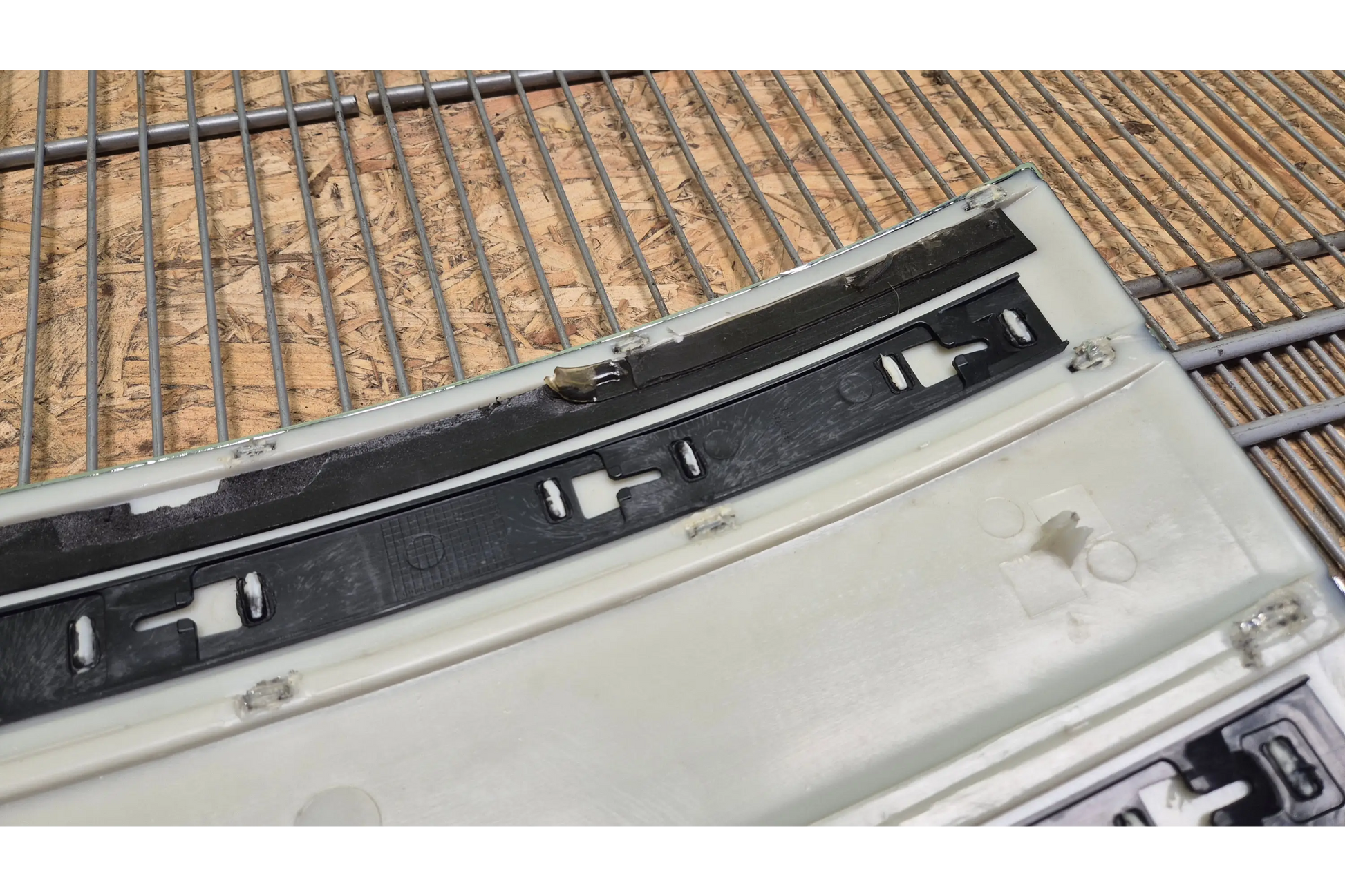 Range Rover Vogue L405 Front Left Door Molding - door molding